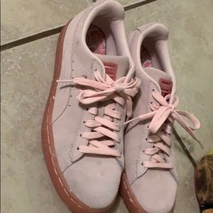 Bubblegum pink suede Pumas!
